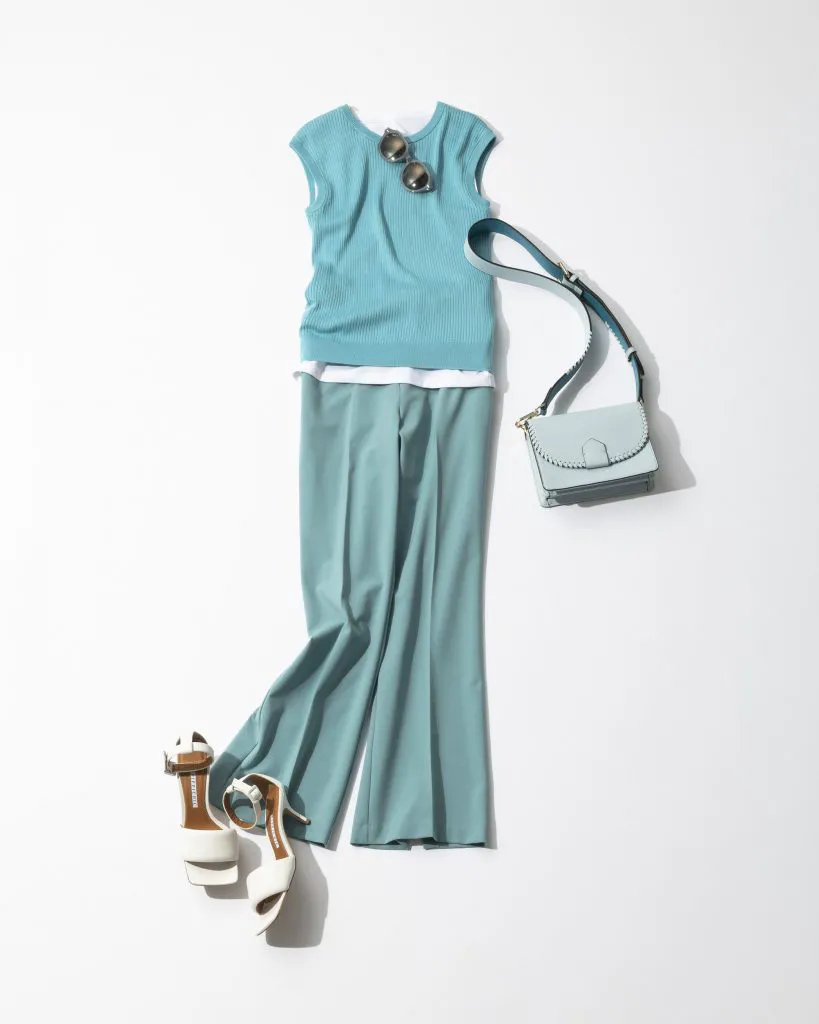 ナチュラルなグリーンのノースリーブトップスにシャープなセンタープレスパンツを合わせた夏におすすめのレディースコーデ