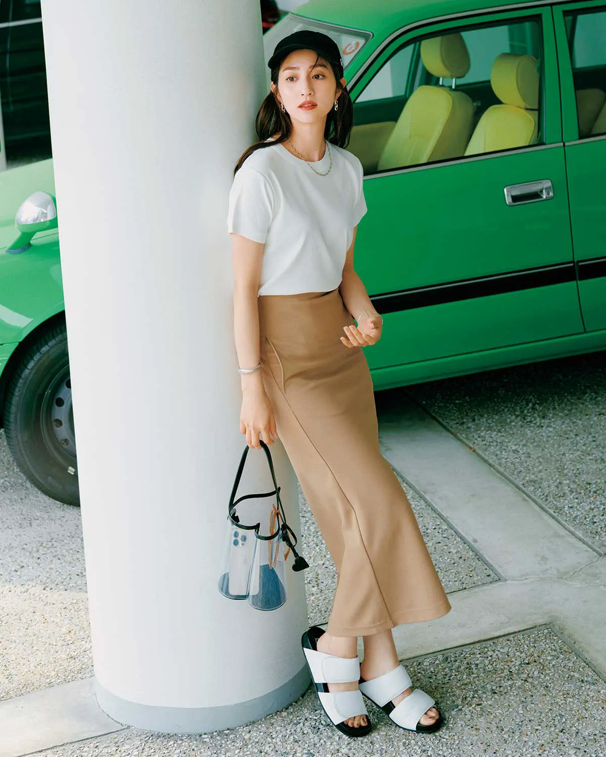 白Tシャツとペンシルスカートの組合せた夏におすすめのレディースコーデ