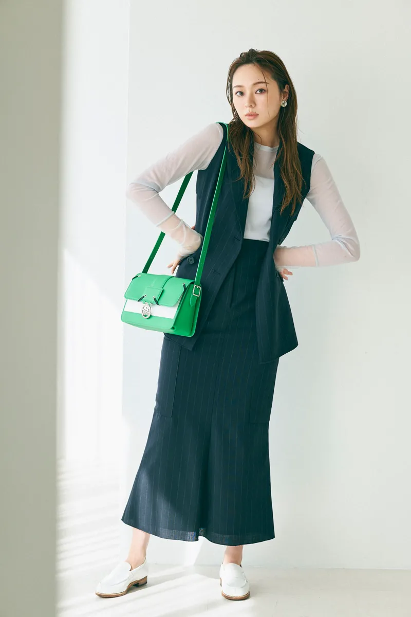 落ち着いたグリーンのジレにきれいめボトムスを組合せた結婚挨拶におすすめな女性の服装コーデ