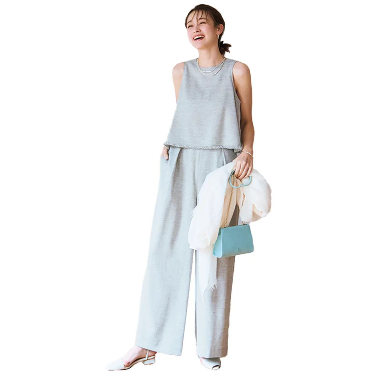 リネンライクな風合いが魅力のオールインワンを使用した結婚挨拶におすすめな女性の服装コーデ