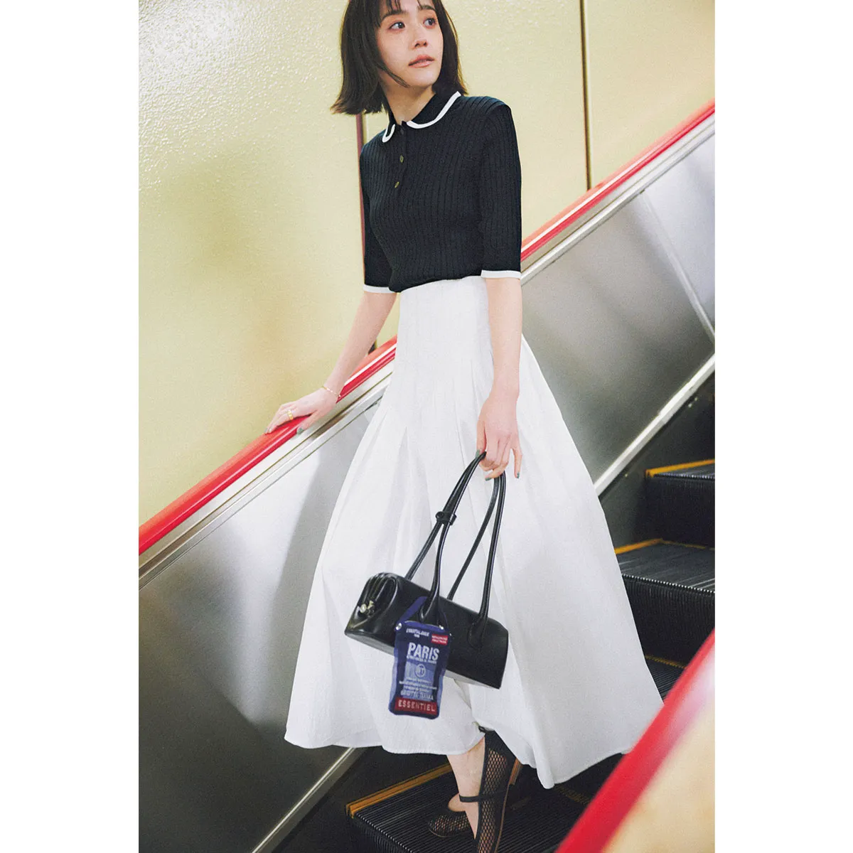 丸衿ポロと白のフレアスカートを組合せた結婚挨拶におすすめな女性の服装コーデ