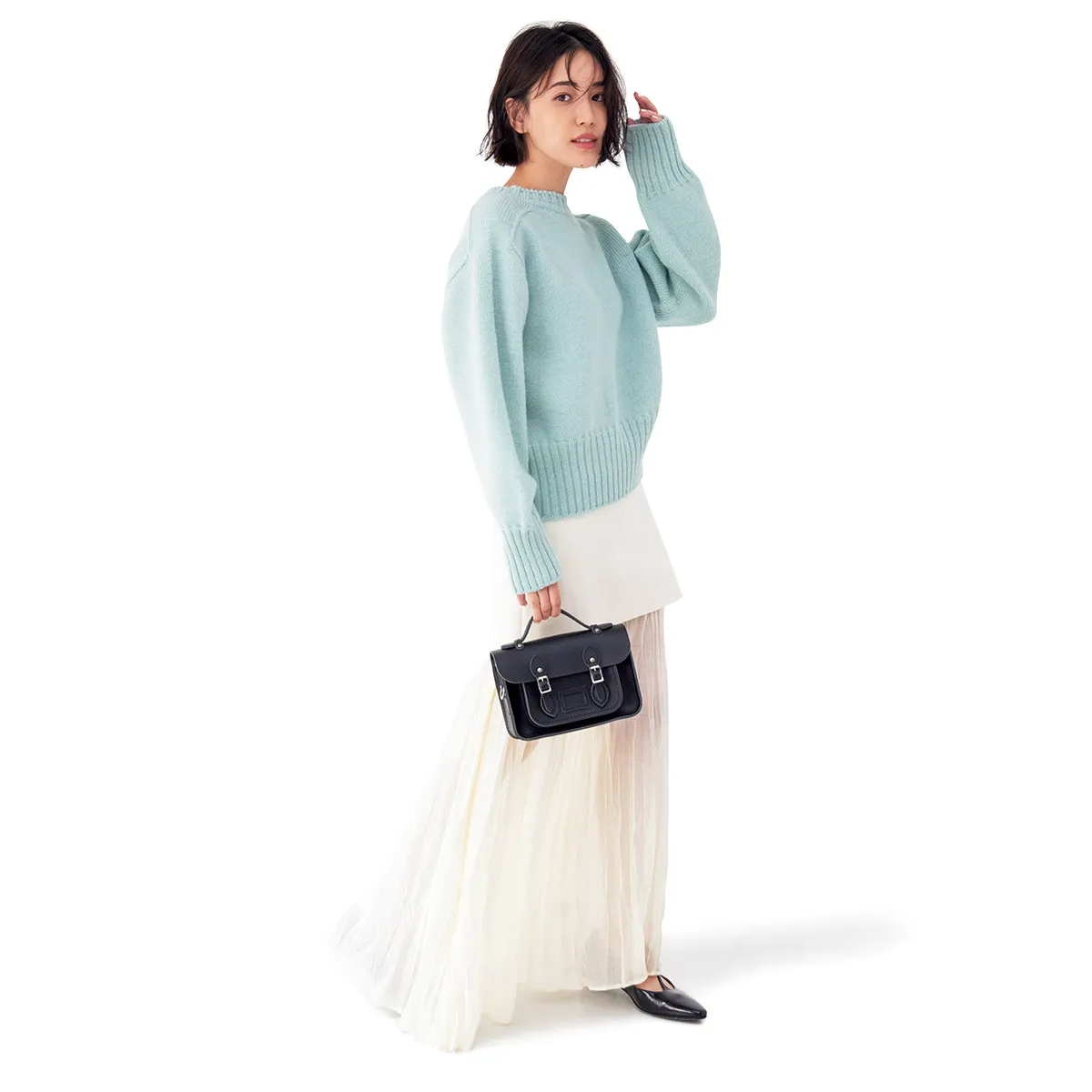 レイヤードスカートに水色ニットを合わせた結婚挨拶におすすめな女性の服装コーデ