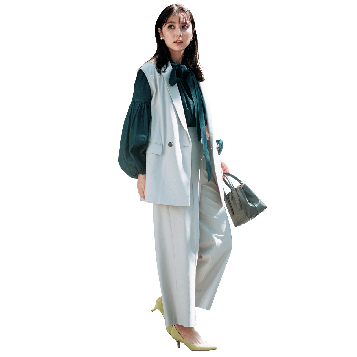 ボウタイブラウスにジレとパンツを合わせた結婚挨拶におすすめな女性の服装コーデ