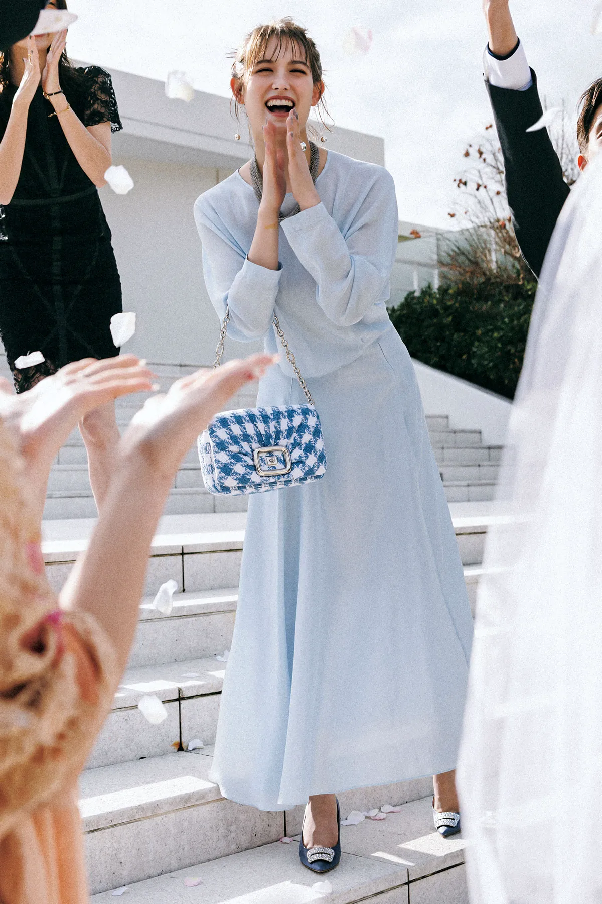 淡いブルーのワンピース使った結婚挨拶におすすめな女性の服装コーデ