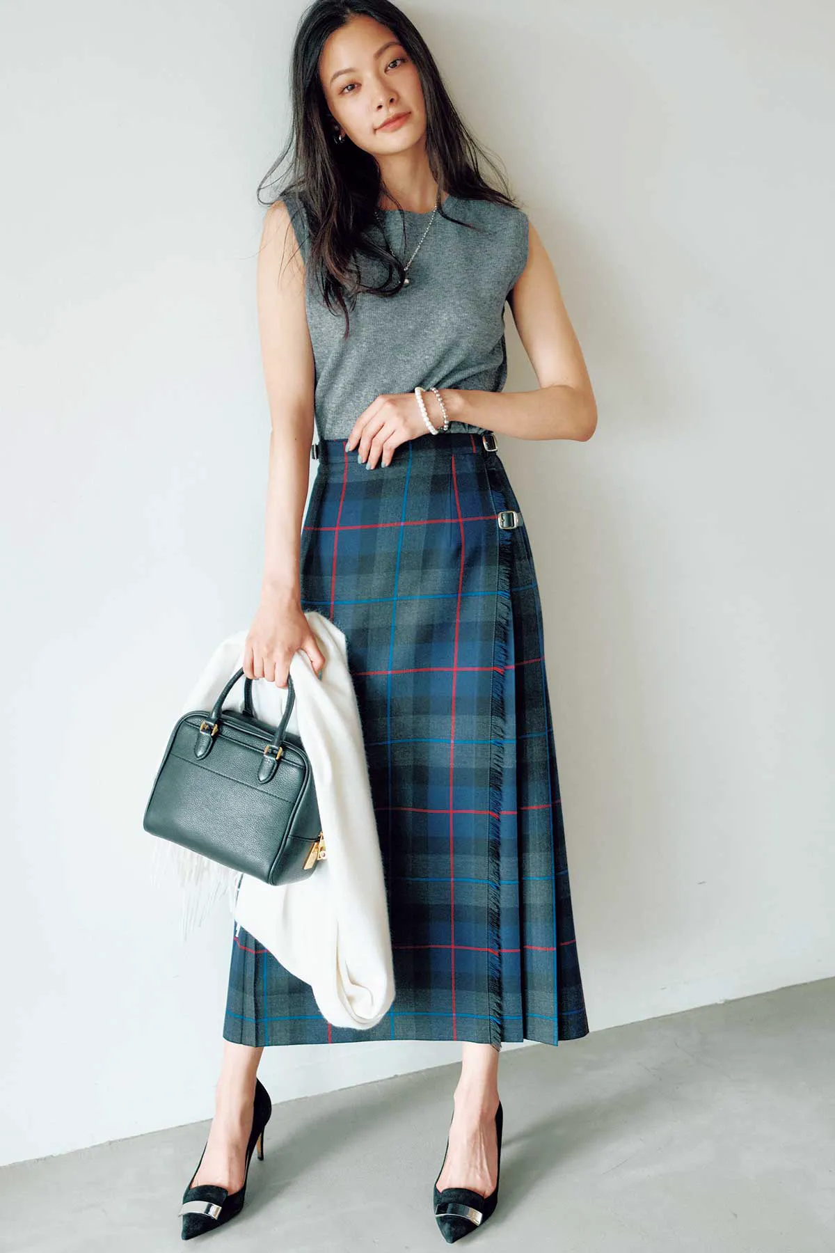 チェック柄スカートを使用した結婚挨拶におすすめな女性の服装コーデ
