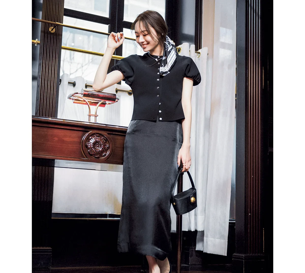 パフスリーブトップスにスカーフをアレンジした結婚挨拶におすすめな女性の服装コーデ