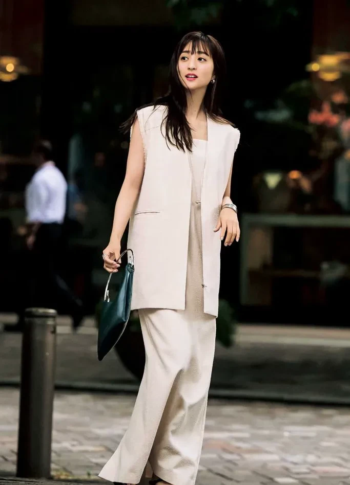 ジレとボックスシルエットワンピースを組合せた結婚挨拶におすすめな女性の服装コーデ