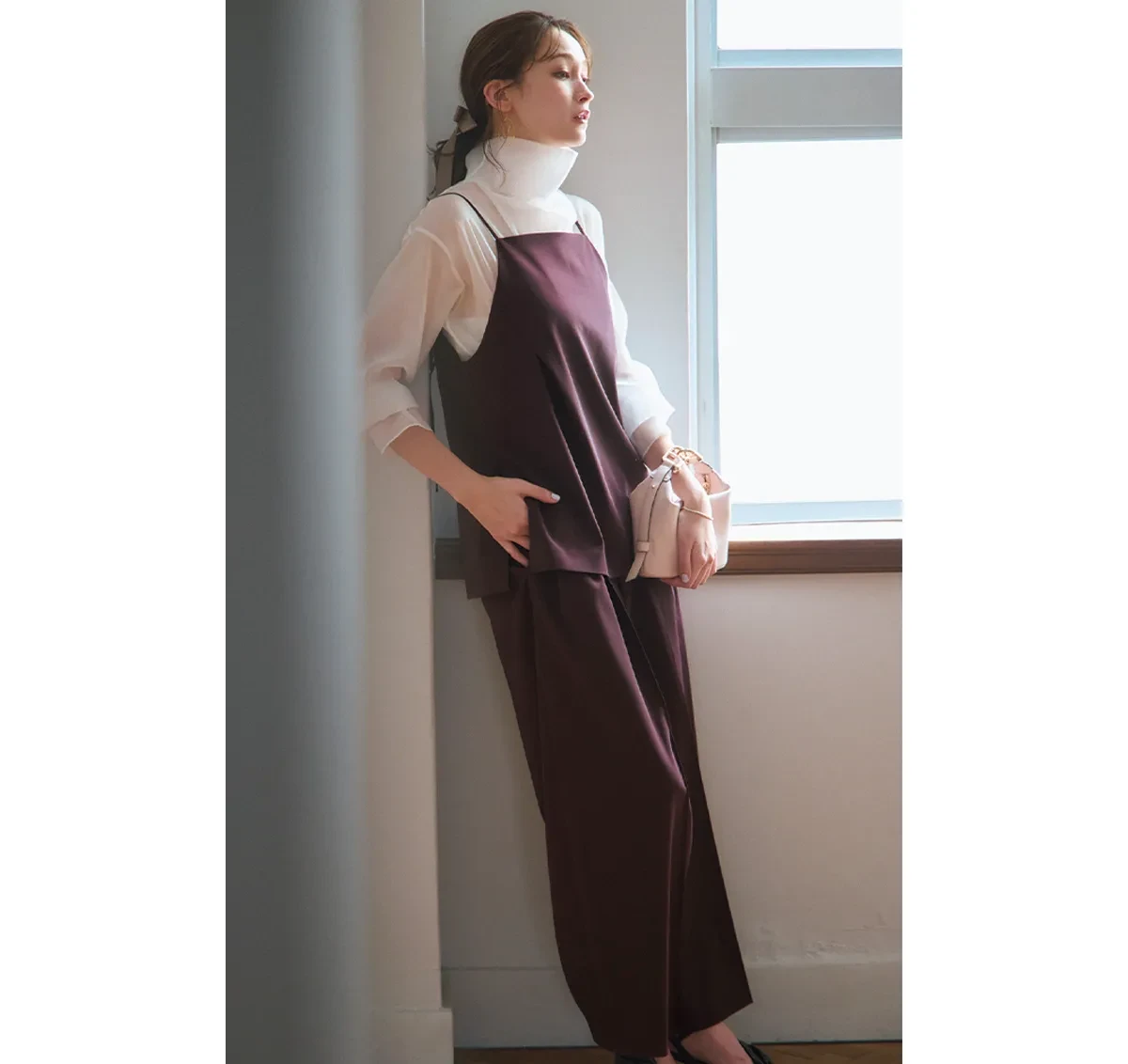 赤みブラウンを取り入れたパンツを使用した結婚挨拶におすすめな女性の服装コーデ