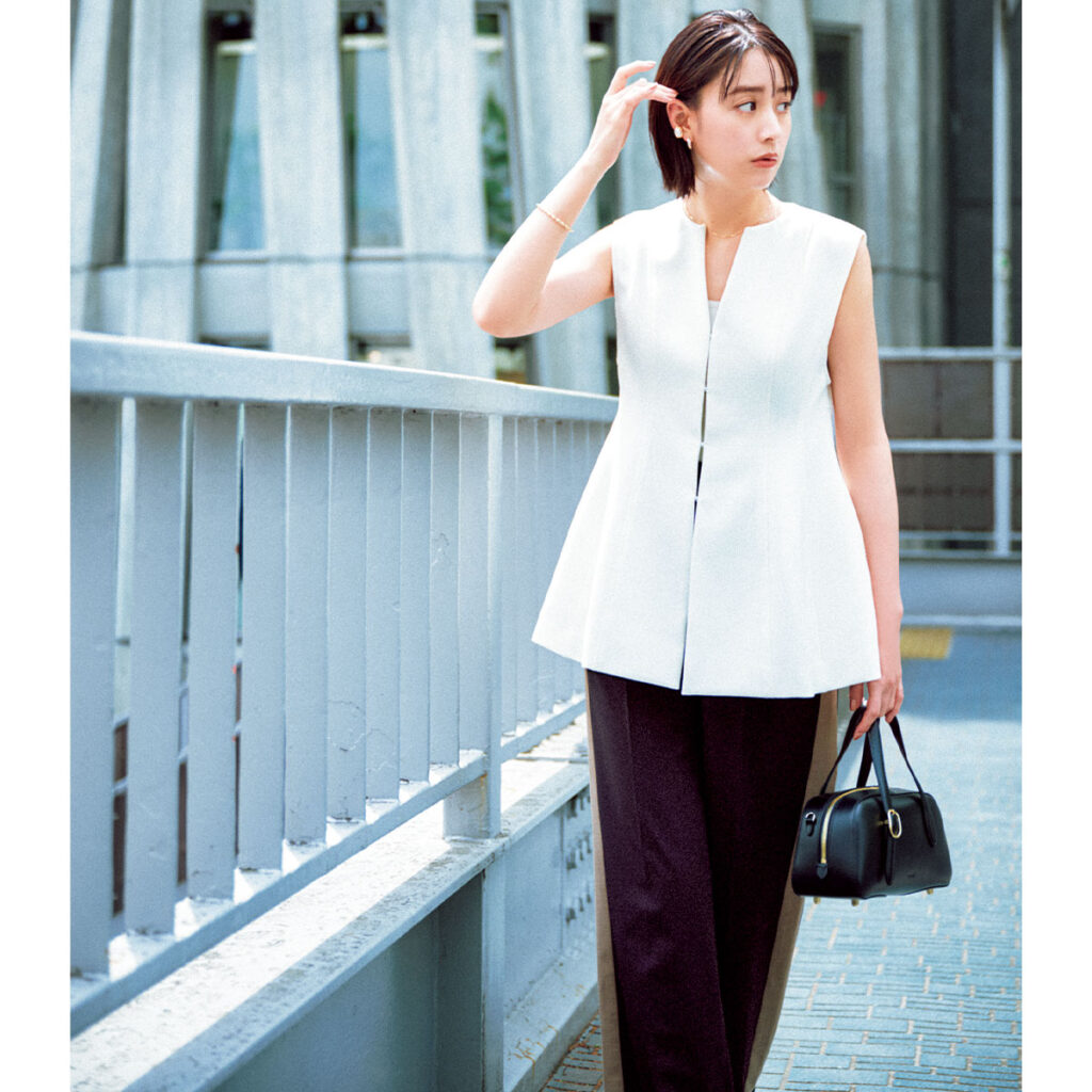 白のジレトップスとラインパンツのコーデ