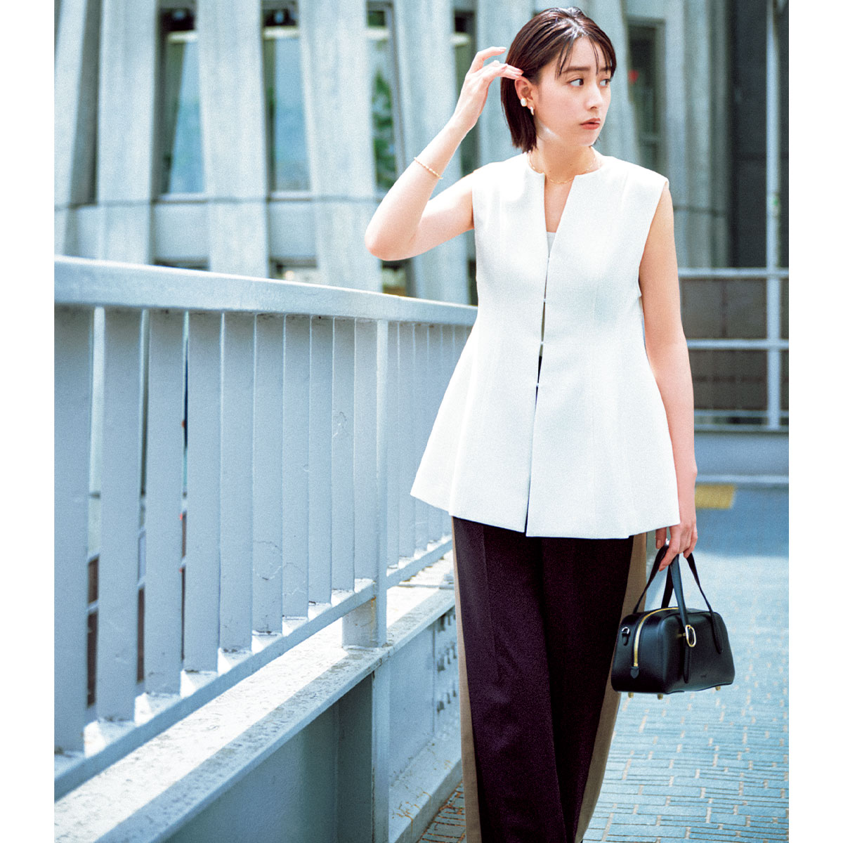 白のジレトップスとラインパンツのコーデ