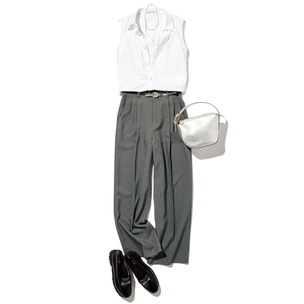 白の開衿シャツとグレーパンツのコーデ