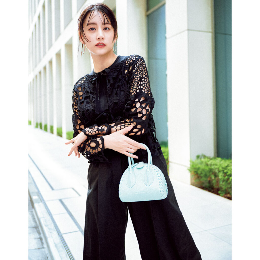 黒のレーストップスとパンツのオールブラックコーデ