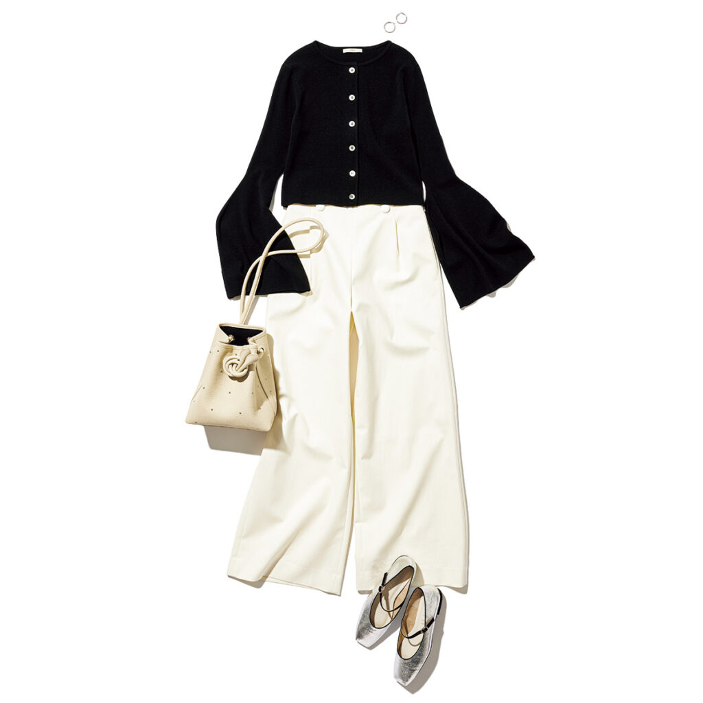 黒のベルスリーブカーディガンと白パンツのコーデ