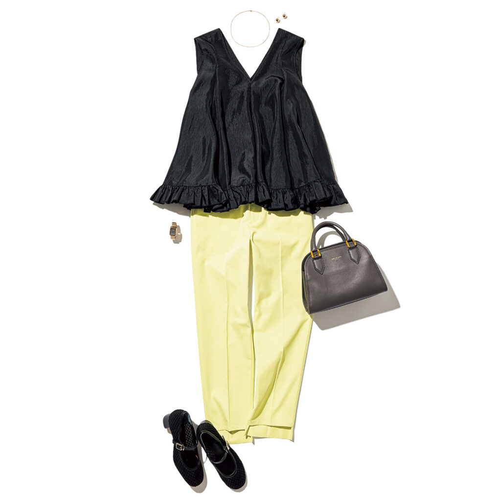 裾フリルのノースリトップスとイエローのセンタープレスパンツのコーデ