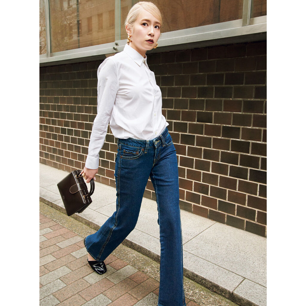 白シャツとデニムのコーデ