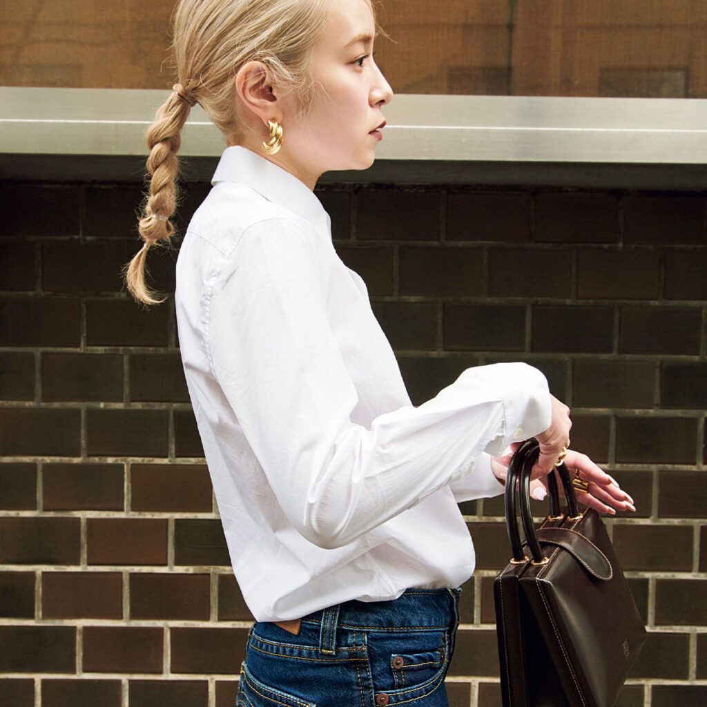 白シャツとデニムのコーデ