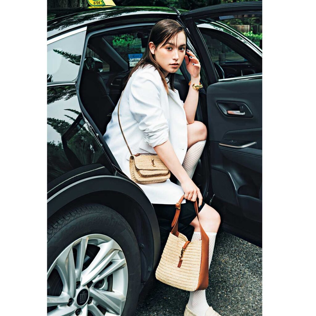 白ジャケットとサンローランのかごバッグ