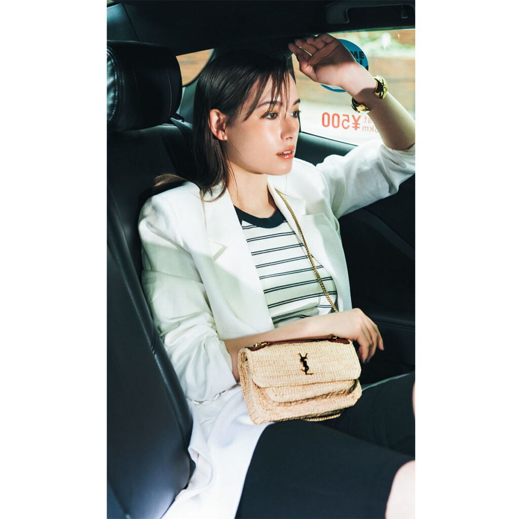 白ジャケットとサンローランのかごバッグ