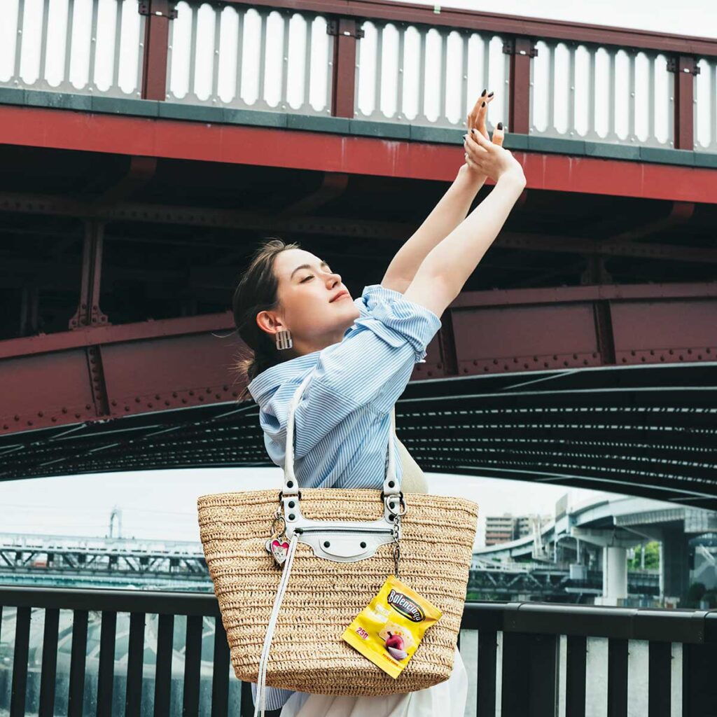 シャツと白スカートにかごバッグのコーデ
