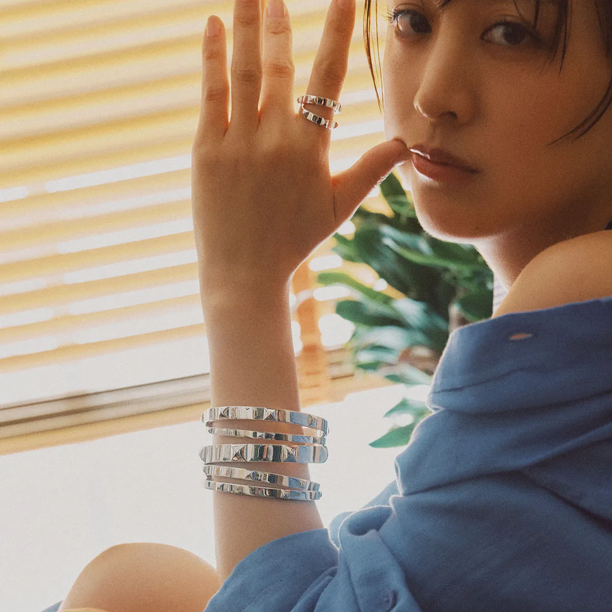 「エルメス・クルー・ドゥ・H」のリングとバングルをつけた山本美月さん。