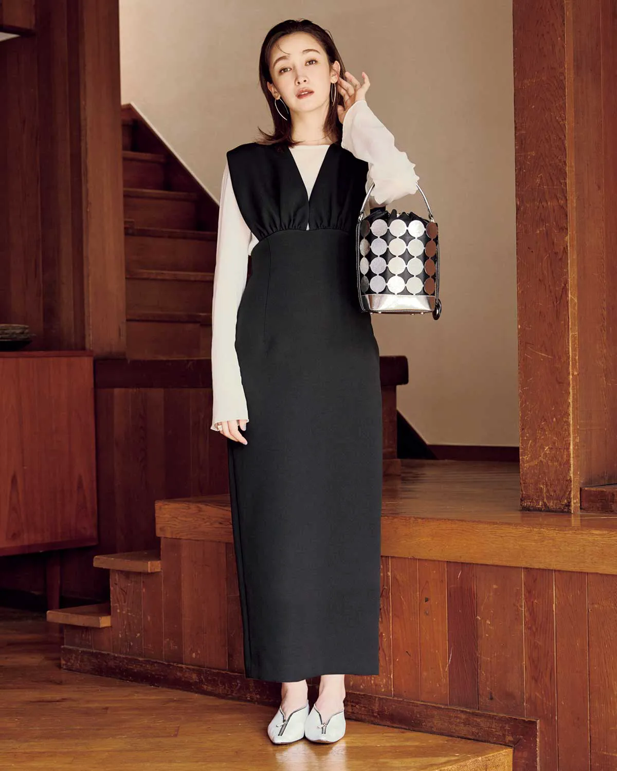 デザイン黒ワンピにシアートップスをレイヤードした結婚挨拶におすすめな女性の服装コーデ