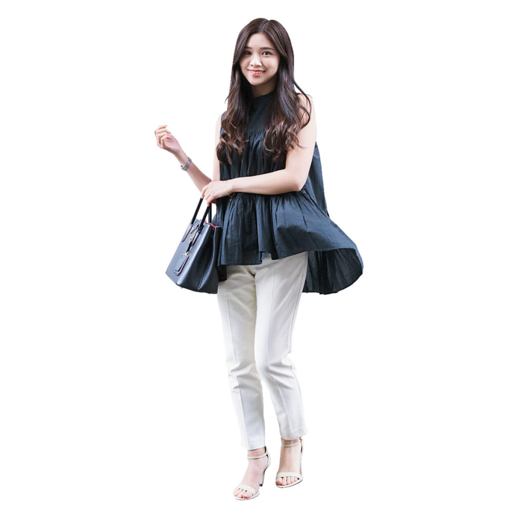 Aラインシルエットのノースリトップスに白パンツのコーデ