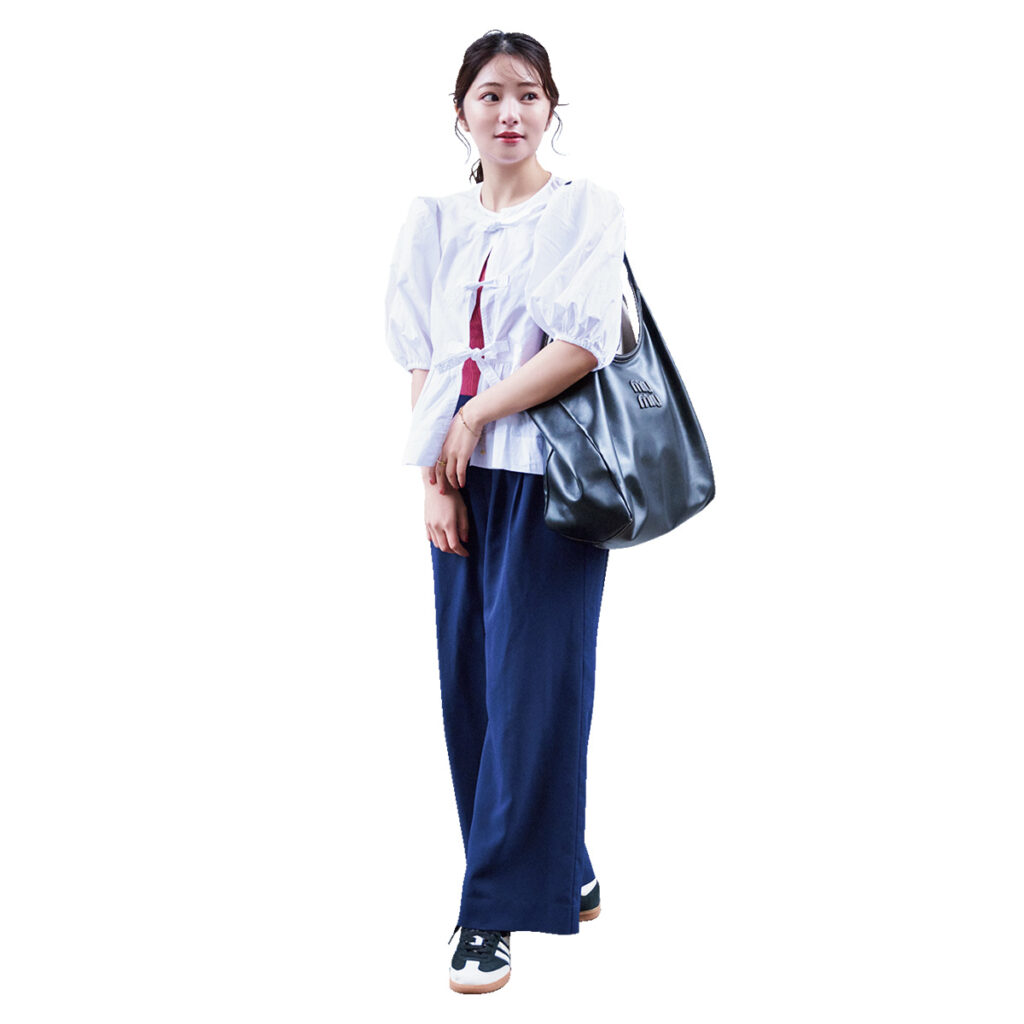 ガニーの前あきブラウスにネイビーパンツのコーデ