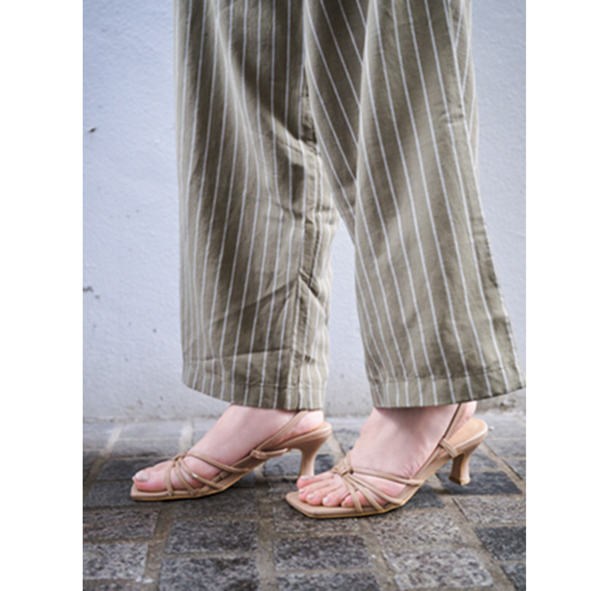 ベージュのストラップサンダル