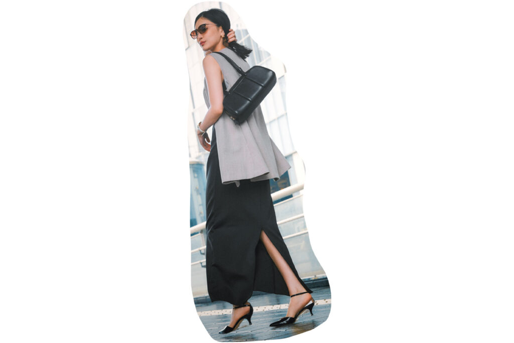 ジレとスカートにサングラスのコーデ