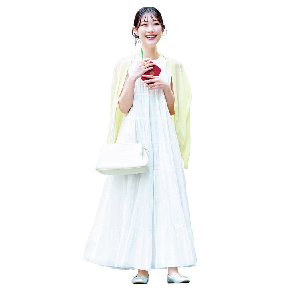白ワンピースとキレイ色カーデの空港コーデ