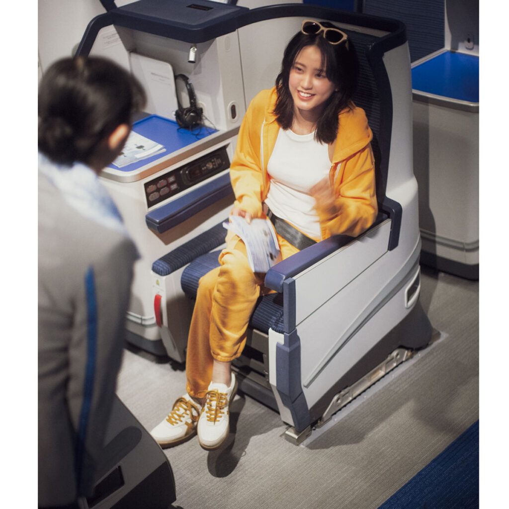 カラースウェットセットアップの空港コーデ