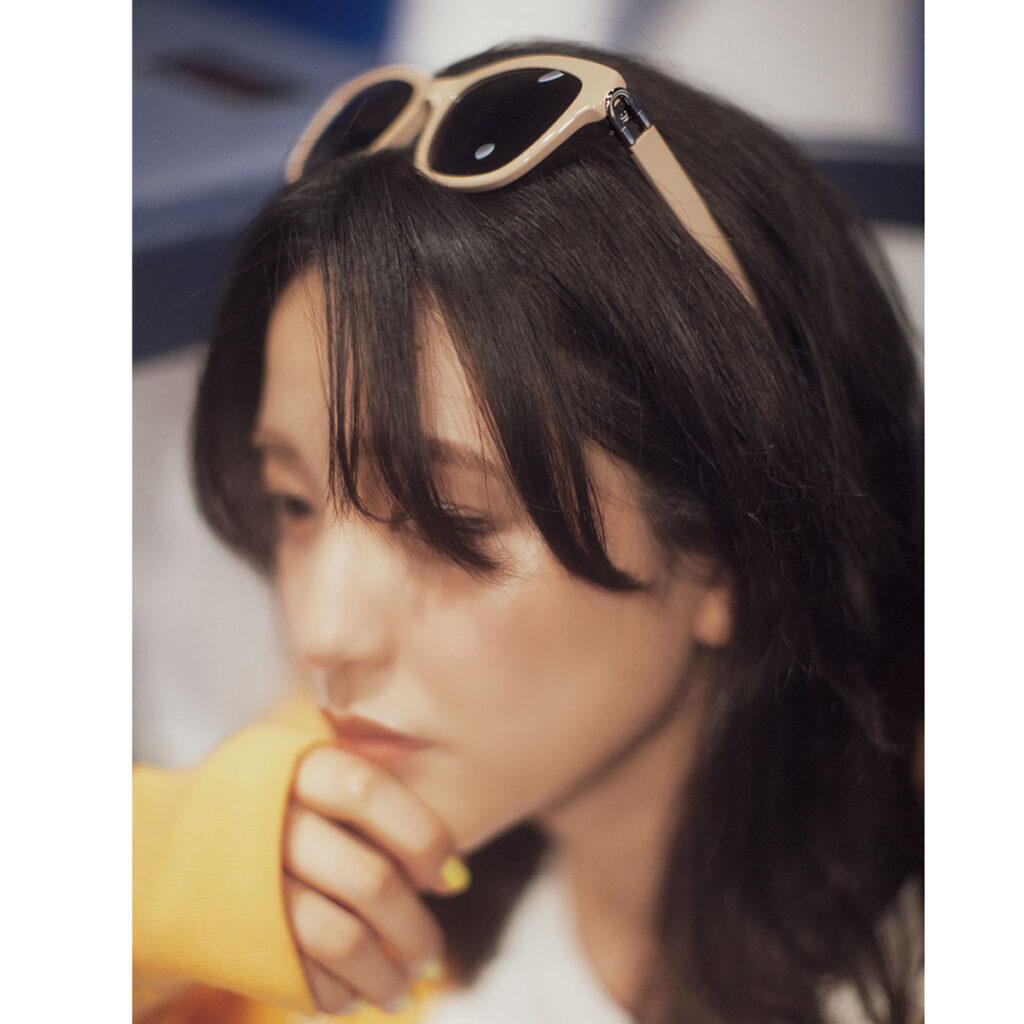 カラースウェットセットアップの空港コーデ