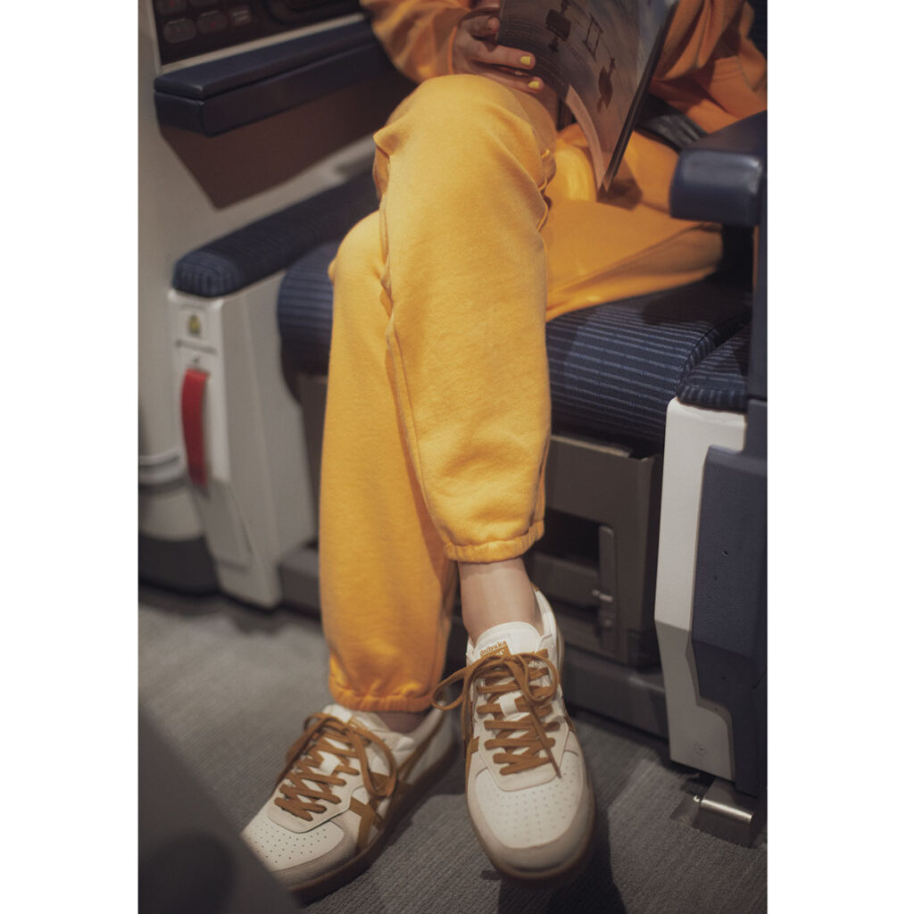 カラースウェットセットアップの空港コーデ