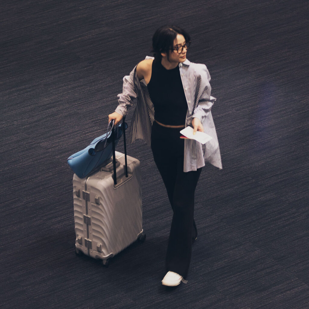 タンクトップとパンツの上下黒コーデにシャツを羽織ったコーデ