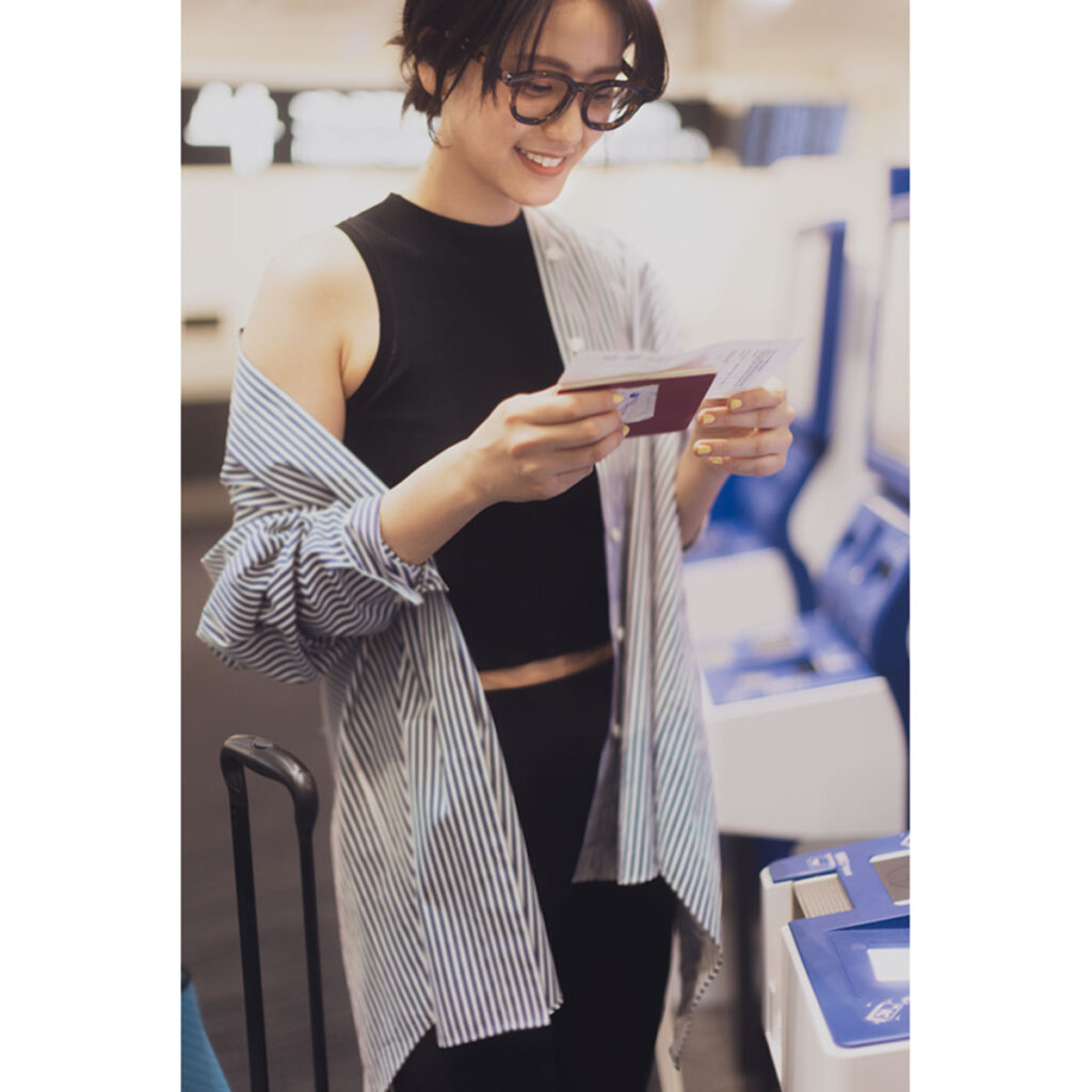 タンクトップとパンツの上下黒コーデにシャツを羽織ったコーデ