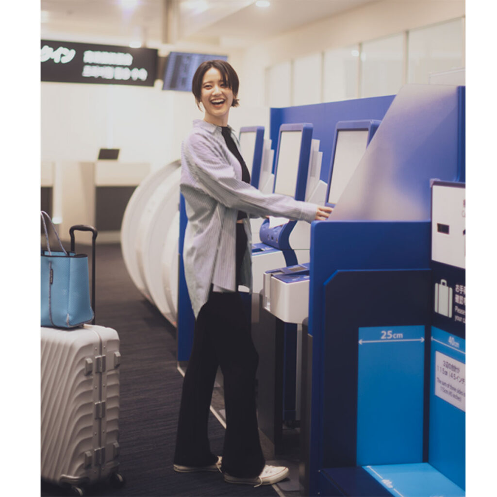 タンクトップとパンツの上下黒コーデにシャツを羽織ったコーデ