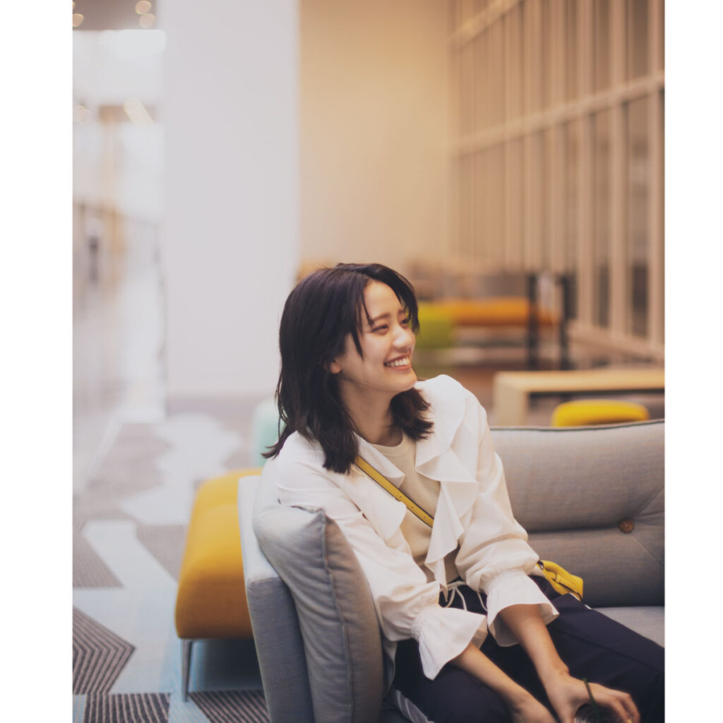 ラインパンツにブラウスを羽織ったコーデ