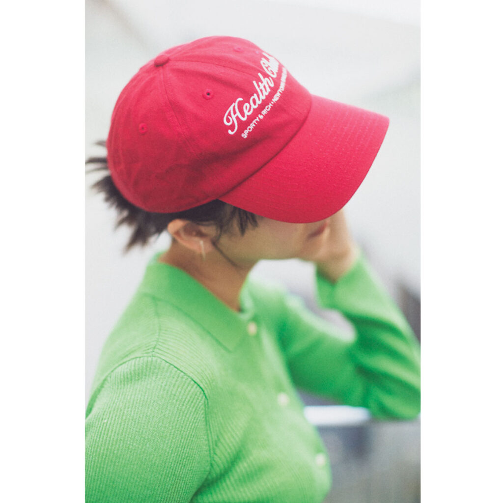 ロゴ入り赤キャップ