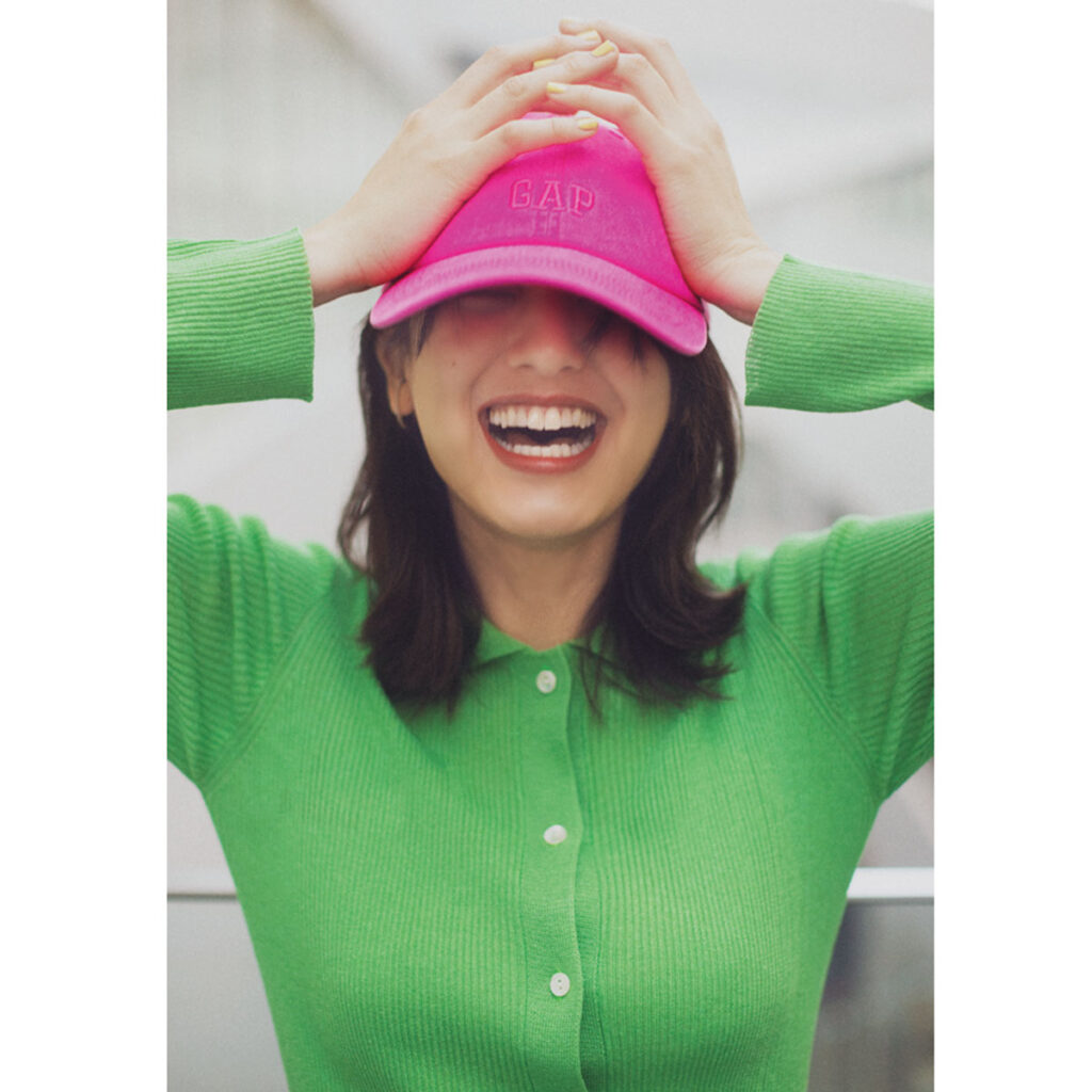 コットン素材の鮮やかピンクキャップ