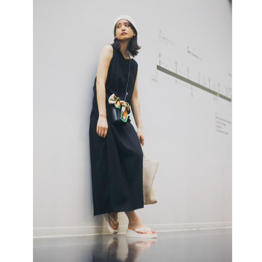 シンプルワンピにスポーティ小物のコーデ