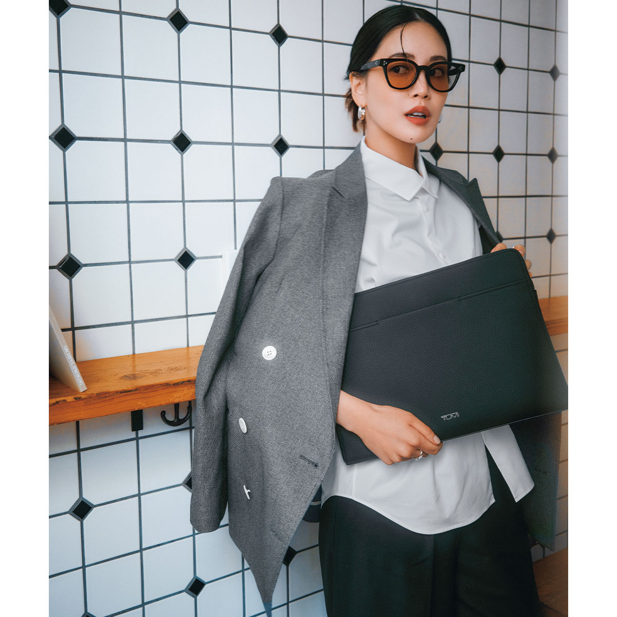 ジャケットとシャツに調光サングラスのコーデ