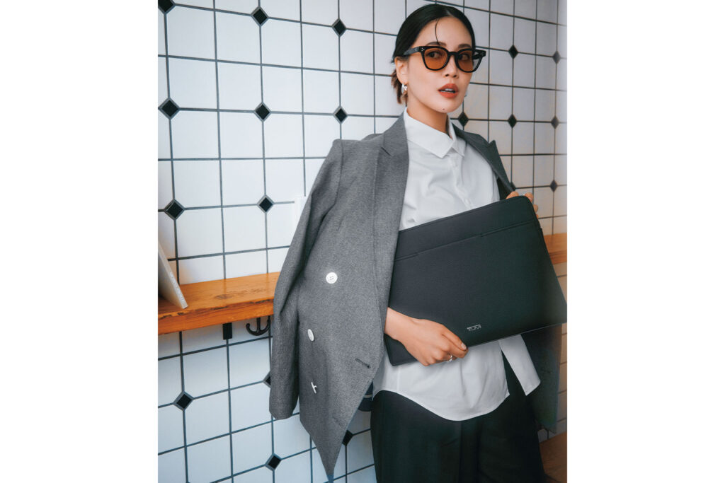 シャツとジャケットにサングラスのコーデ