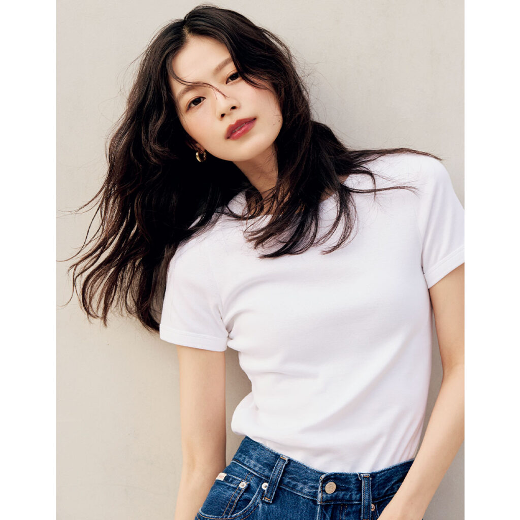 白Tにダークリップとオレンジチーク