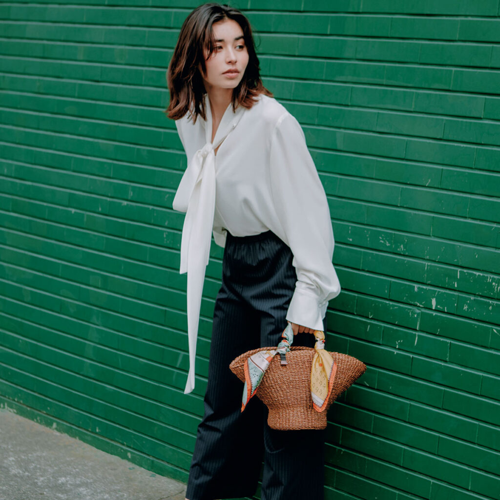 お仕事ブラウスにかごバッグのコーデ