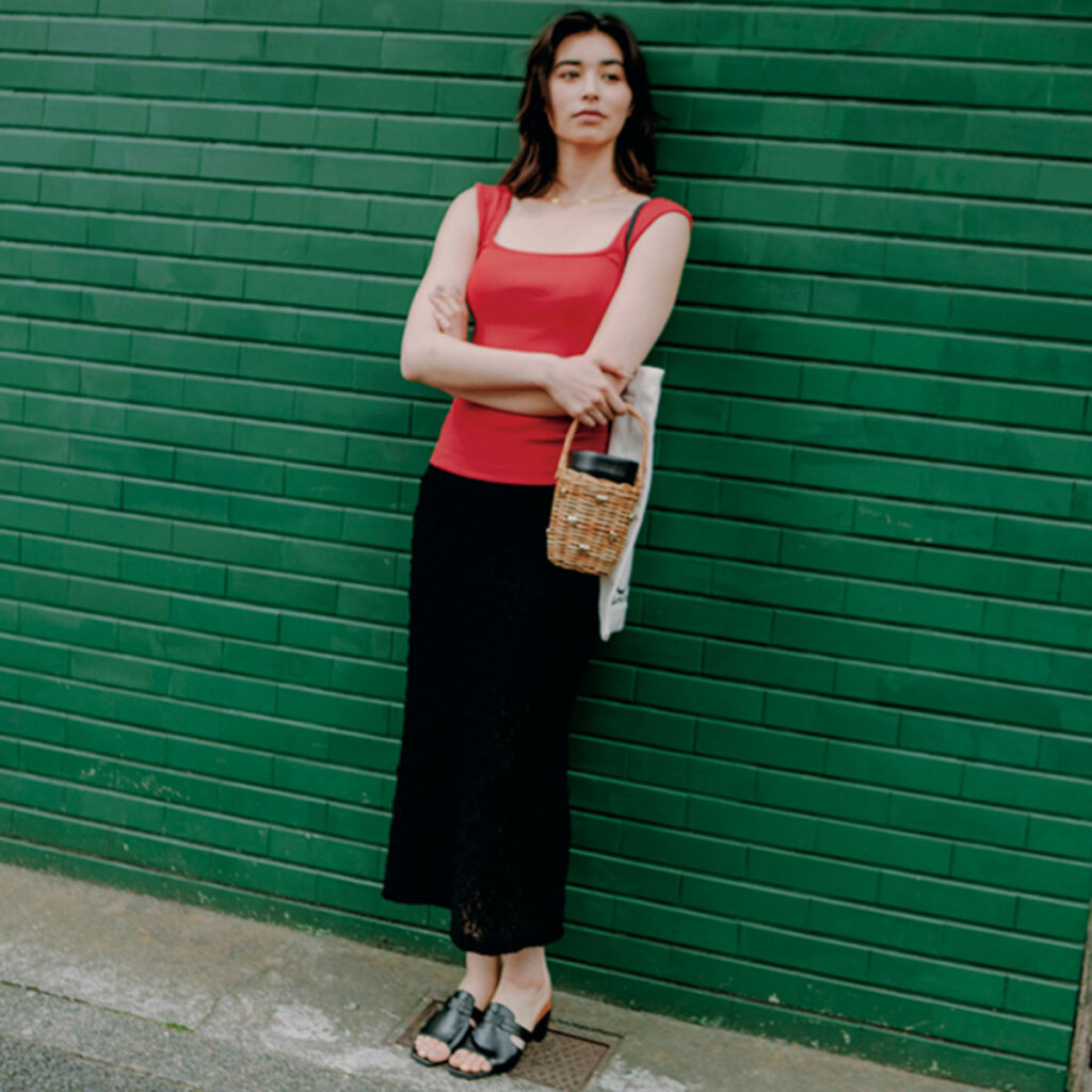 赤ノースリトップスとかごバッグのコーデ