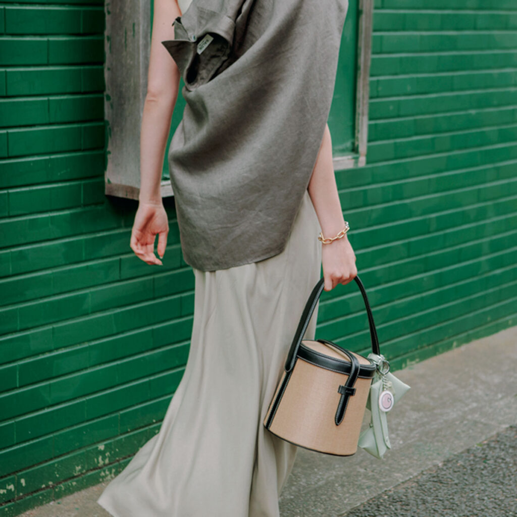 キレイめワントーンコーデとバケット型バッグのコーデ