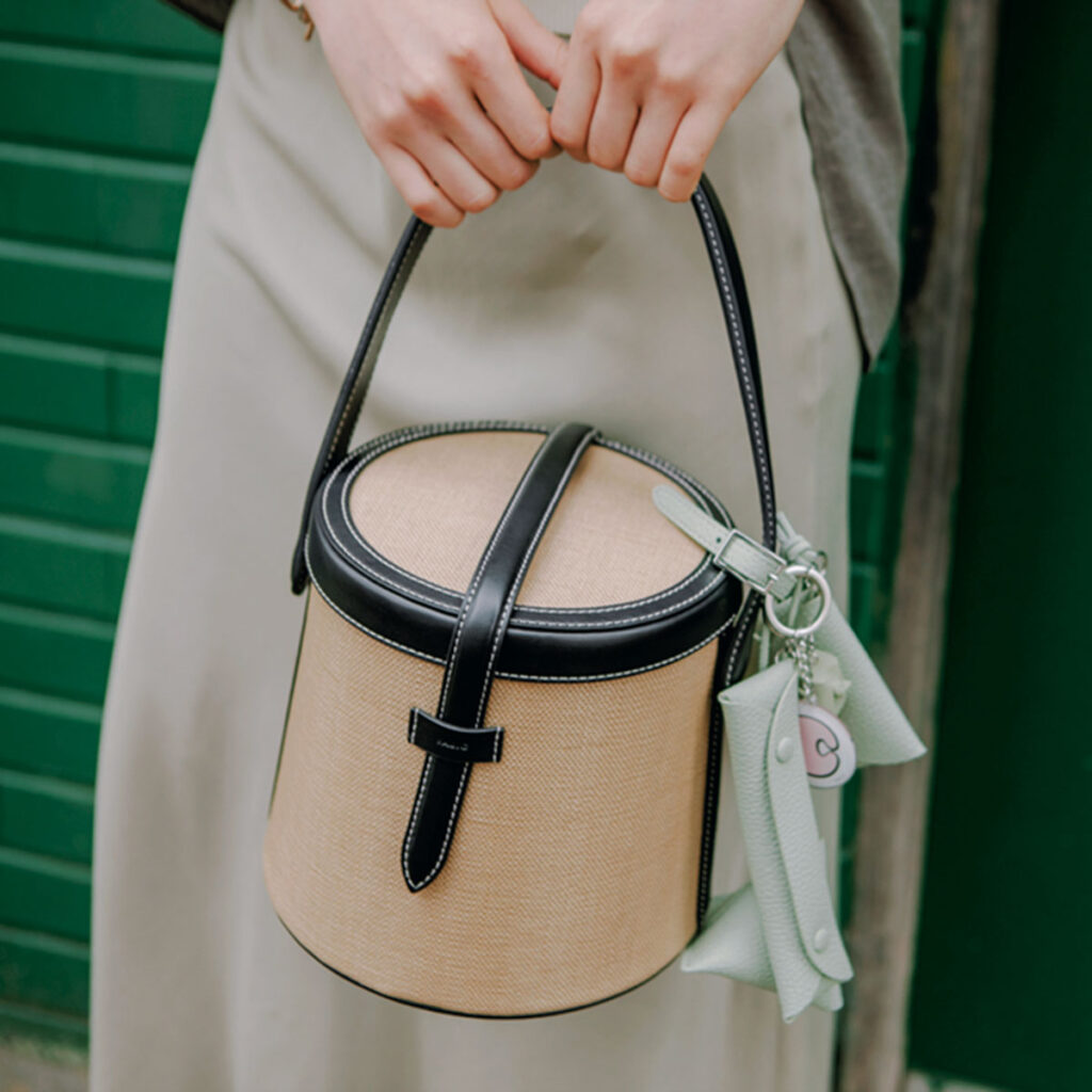 キレイめワントーンコーデとバケット型バッグのコーデ