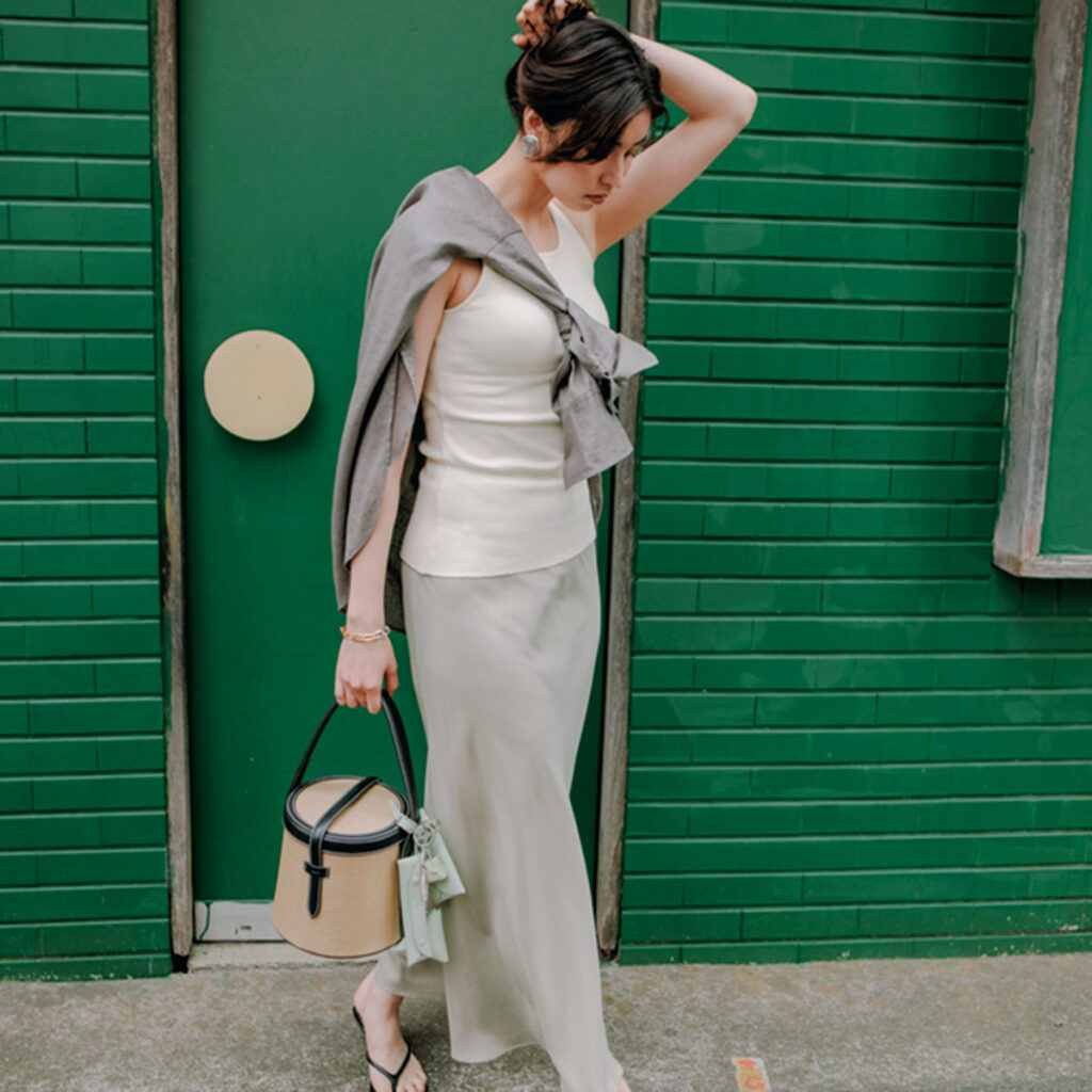 キレイめワントーンコーデとバケット型バッグのコーデ