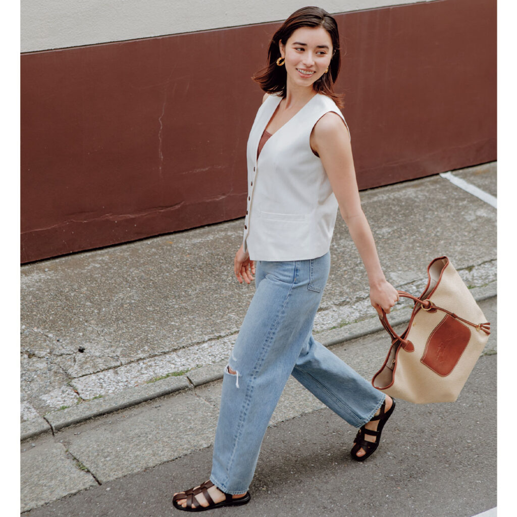 ベストとデニムにかごバッグのコーデ