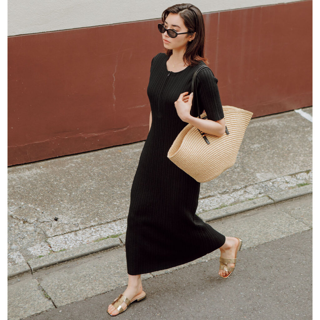 黒ワンピースとかごバッグのコーデ